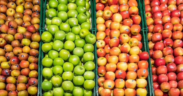 Äpfel liegen in einer Edeka Filiale in der Obst- und Gemüse Abteilung zum Verkauf aus. Rottweil Baden-Württemberg Deutschland *** Apples lying for sale in an Edeka store in the fruit and vegetables de ...