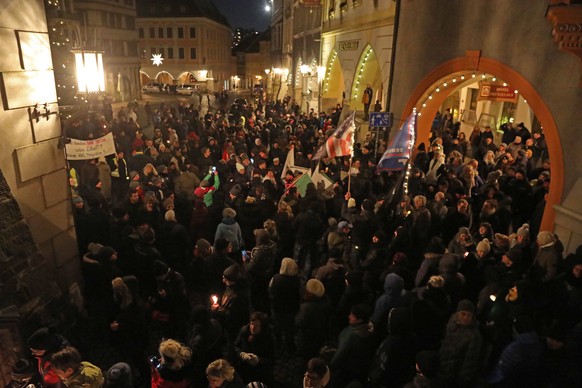 Eine angemeldete Demonstration von Gegnern der Corona-Ma�nahmen und der Impfpflicht zieht durch die Innenstadt von G�rlitz. G�rlitz, 17.01.2022 xxxMatthiasWehnertxxx Demonstration gegen Coronama�nahme ...