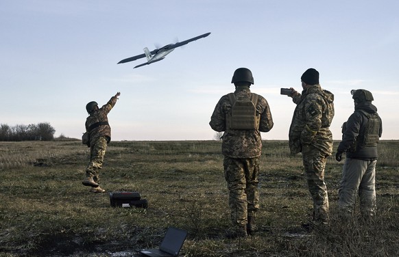 ARCHIV - 15.12.2022, Ukraine, Bachmut: Ukrainische Soldaten starten eine Drohne auf russische Stellungen in der N�he von Bachmut. (zu dpa: �Selenskyj: Russland muss den Krieg sp�ren�) Foto: Libkos/AP/ ...