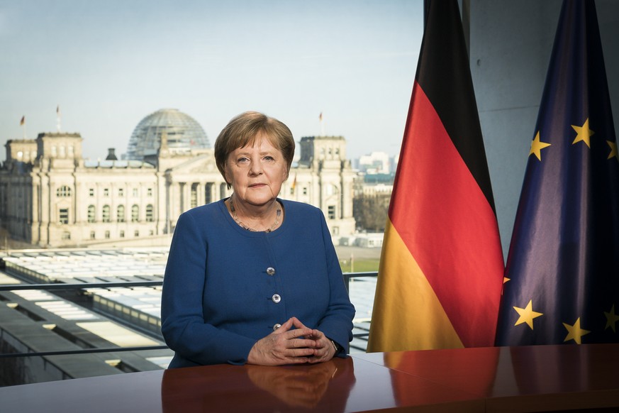 ACHTUNG: SPERRFRIST 18. MÄRZ 18:30 UHR. - HANDOUT - 18.03.2020, Berlin: Bundeskanzlerin Angela Merkel (CDU) aufgenommen bei der Aufzeichnung einer Fernsehansprache im Bundeskanzleramt zum Verlauf der  ...