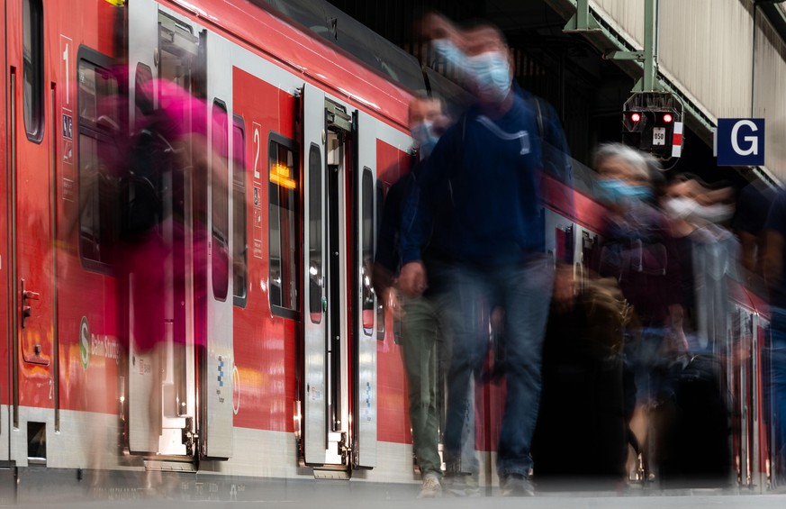 dpatopbilder - 13.08.2021, Baden-Württemberg, Stuttgart: Menschen gehen im Hauptbahnhof nach dem Ende des Streiks der Lokführergewerkschaft GDL einen Bahnsteig entlang. Nach zwei Tagen Streik beginnt  ...