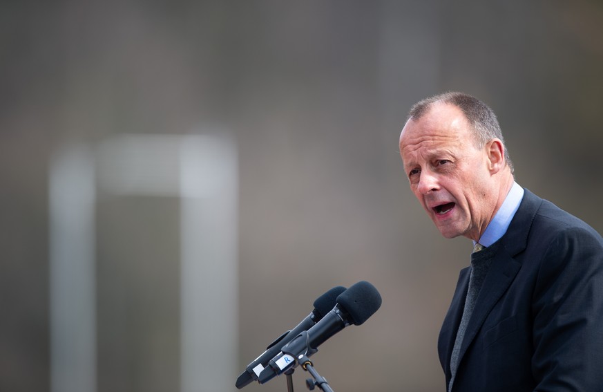 17.04.2021, Nordrhein-Westfalen, Arnsberg: Friedrich Merz (CDU), ehemaliger Vorsitzender der Unions-Fraktion im Bundestag, spricht im Stadion Gro