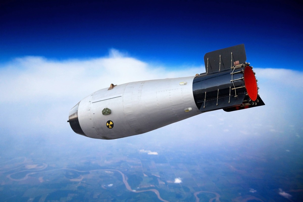 Die Atombombe fliegt am Himmel. Atomkrieg *** the Atomic bomb flies on Sky Nuclear war 1102810909