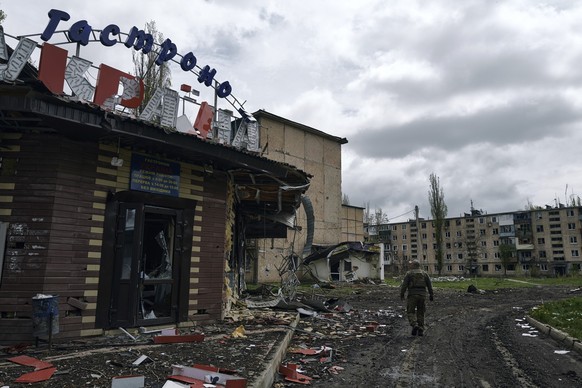 28.04.2023, Ukraine, Awdijiwka: Ein ukrainischer Soldat in Awdijiwka in der Region Donezk. Foto: LIBKOS/AP/dpa +++ dpa-Bildfunk +++