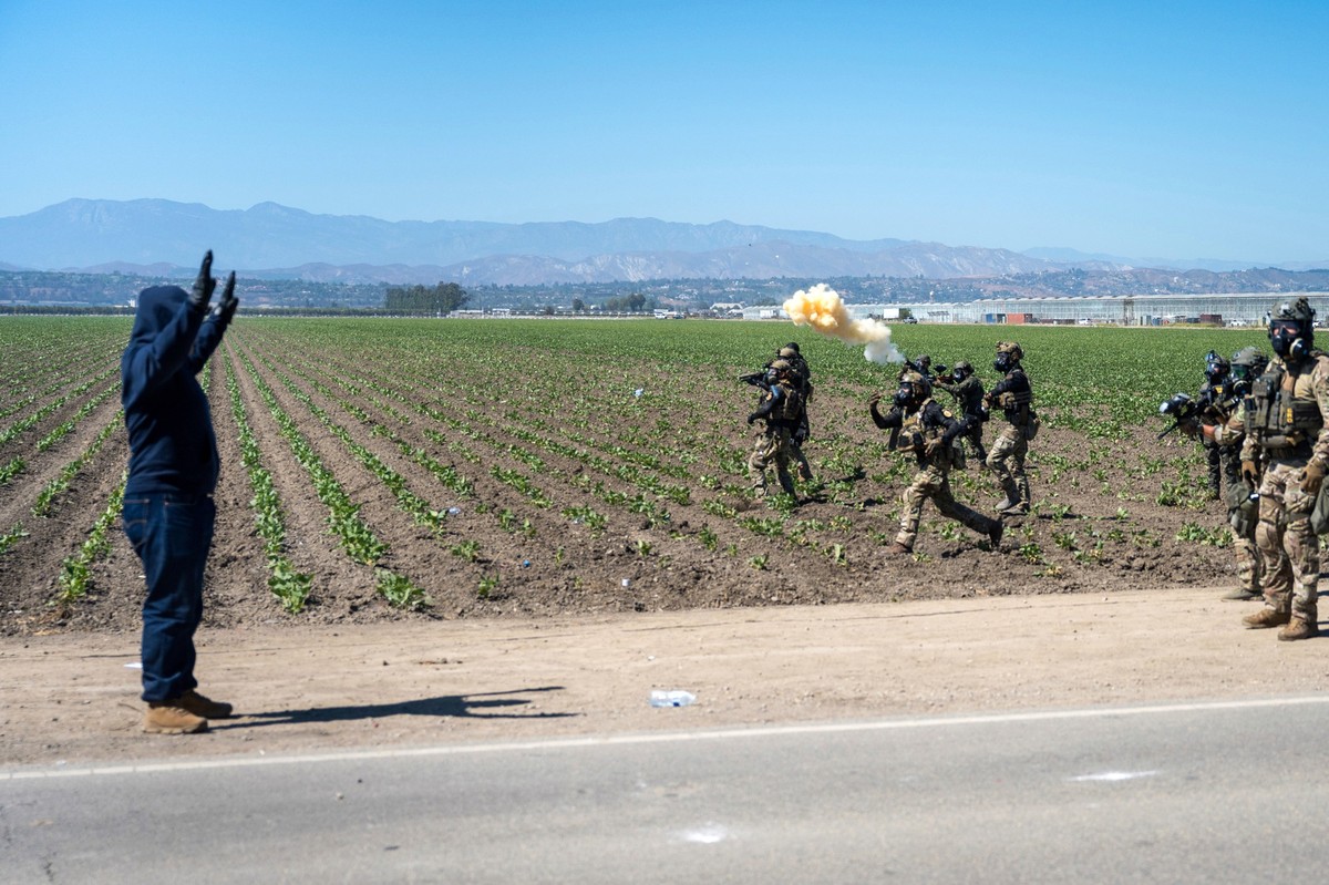 10.07.2025, USA, Camarillo: Bundesbeamte der Einwanderungsbehörde schießen Tränengas auf Demonstranten während einer Razzia von Bundesbeamten bei Einwanderern in Camarillo, Kalifornien. Die Agenten de ...