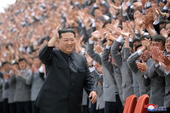 HANDOUT - 01.05.2022, Nordkorea, Pjöngjang: Diese von der staatlichen nordkoreanischen Nachrichtenagentur KCNA zur Verfügung gestellte Aufnahme zeigt Kim Jong Un, Machthaber von Nordkorea, bei einem F ...