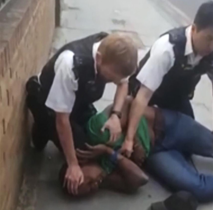 17.07.2020, Großbritannien, London: Das von @RealAiRavish zur Verfügung gestellte Standbild aus einer Videoaufnahme, zeigt einen Polizist, der bei einer Festnahme im Norden Londons auf dem Nacken eine ...