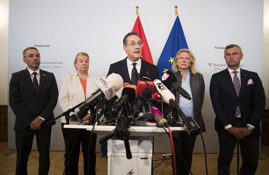 Austrian Vice Chancellor Heinz-Christian Strache (Austrian Freedom Party), center, addresses the media during press conference at the sport ministry in Vienna, Austria, Saturday, May 18, 2019. Strache ...