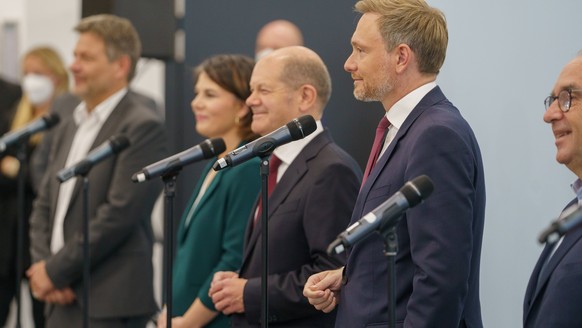 Robert Habeck (Grüne), Annalena Baerbock (Grüne), Olaf Scholz (SPD) und Christian Lindner (FDP) vor den Koalitionsverhandlungen 2021.