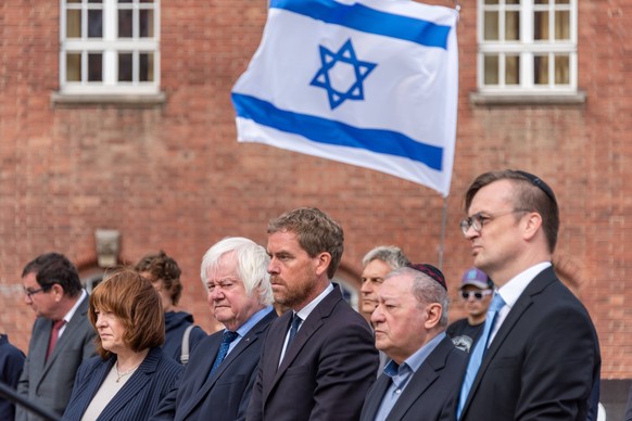 Kiel, 5. September 2022, Gedenkveranstaltung der jüdischen Opfer des Attentates zur Olympiade am 05.09.1972 in München. Kranzniederlegung am Olympischen Feuer auf dem Rathausplatz Kiel. *** Kiel, 5 Se ...