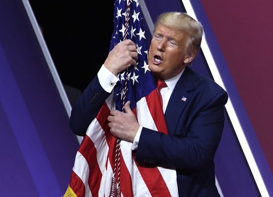 2020 Bilder des Jahres, News 02 Februar News Themen der Woche KW09 News Bilder des Tages President Donald Trump embraces the American flag as he concludes remarks at the Conservative Political Action  ...