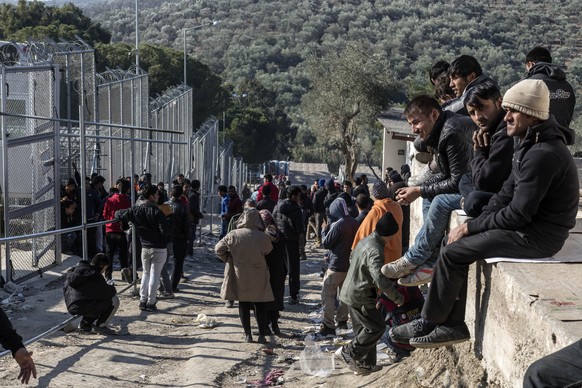 Flüchtlinge warten im Flüchtlingslager Moria tagelang auf ihre Registrierung. In dem sogenannten &quot;Hot Spot Center&quot; sollen die Geflüchteten mit der Unterstützung von Frontex-Beamten identifiz ...
