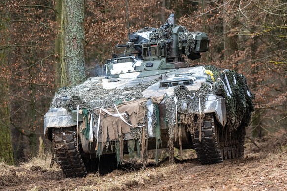 Ein Panzer Marder 1A3 steht während der internationalen Militärübung «Allied Spirit 2022» auf dem Gelände des Truppenübungsplatzes Hohenfels in einem Waldstück. Mit Helikoptern, Panzern und Infanterie ...