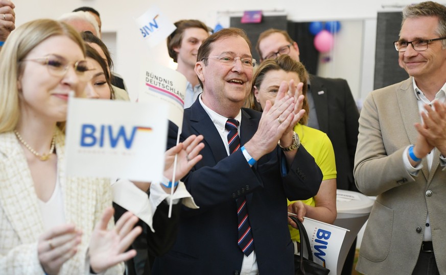 14.05.2023, Bremen: Piet Leidreiter (M), Spitzenkandidat der Wählervereinigung Bürger in Wut, klatscht nach Bekanntgabe der ersten Prognose für die Wahl zur Bremischen Bürgerschaft bei der Wahlparty d ...