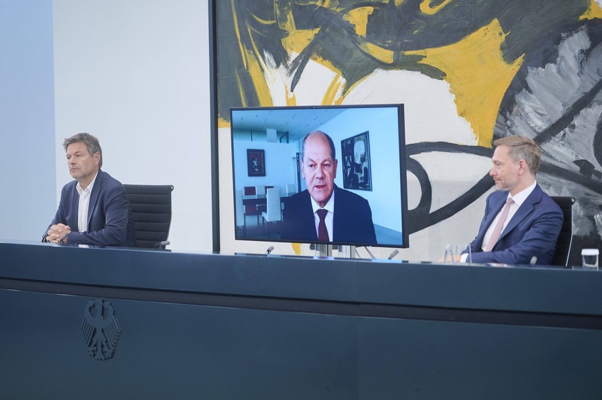 Pressekonferenz von Bundeskanzler Scholz und den Bundesministern Habeck und Lindner zu aktuellen Fragen der Energieversorgung in Deutschland Bundeskanzler Olaf Scholz SPD, Wirtschaftsminister Robert H ...