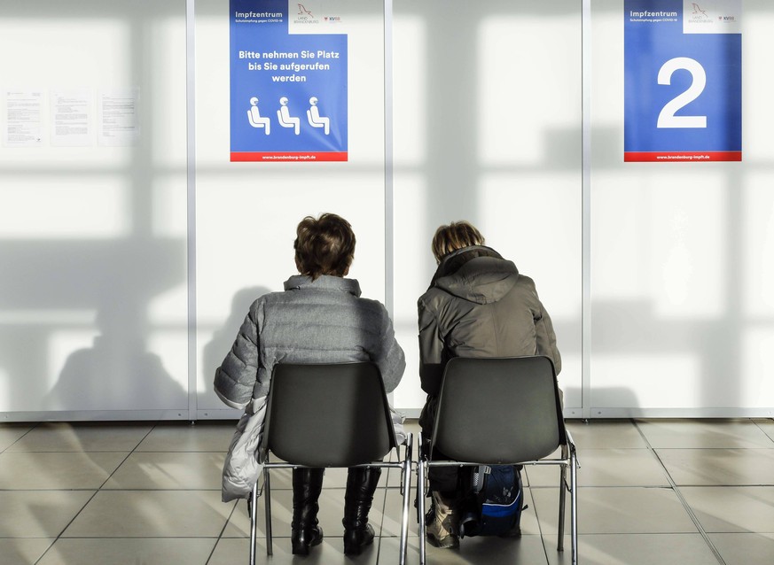 Impfzentrum Schoenefeld Schoenefeld, DEU, 15.02.2021 - Impflinge im Warteraum des Impfzentrums im Terminal 5 des BER Flughafens. Schoenefeld Brandenburg Deutschland *** Schoenefeld Vaccination Centre  ...