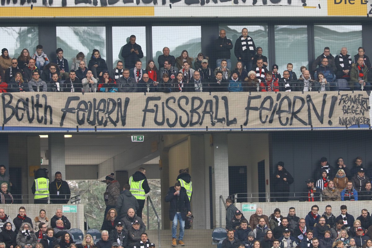 "Beuth feuern, Fußball feiern!"