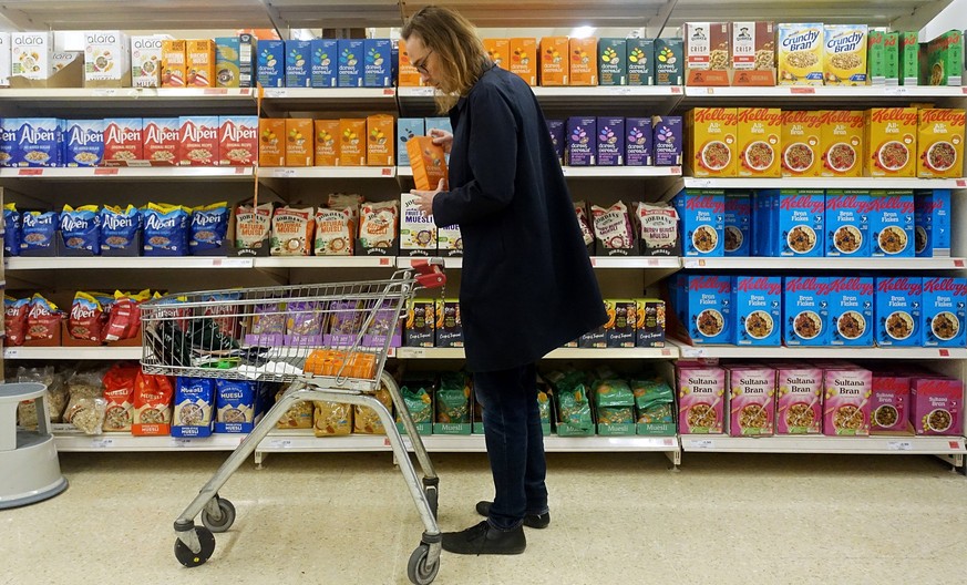 220409 -- LONDON, April 9, 2022 -- A man shops at a supermarket in London, Britain, April 8, 2022. World food commodity prices made a significant leap in March to reach their highest levels, as the co ...
