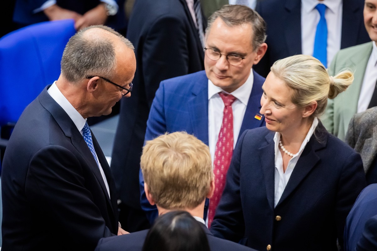06.05.2025, Berlin: Alice Weidel (r), Co-Vorsitzender der AfD-Bundestagsfraktion, im Beisein von Tino Chrupalla (M, hinten), Co-Vorsitzender der AfD-Bundestagsfraktion, gratuliert dem neugewählten Bun ...