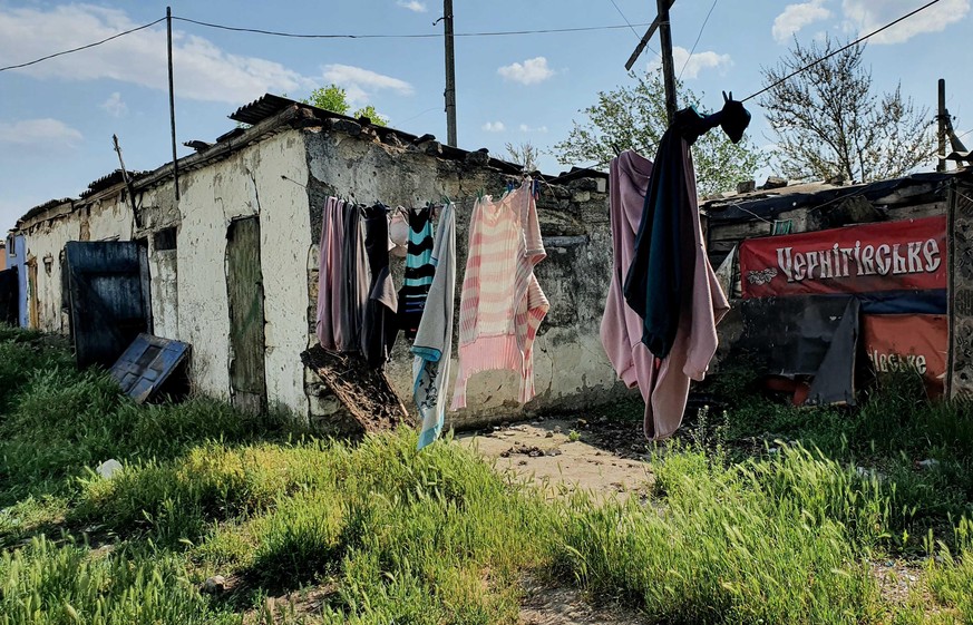 Die Wäsche der Bewohner von Pribugske hängt noch an der Leine, als würden die Eigentümer gleich zurückkommen. Sie wurden mitten aus dem Leben gerissen. 