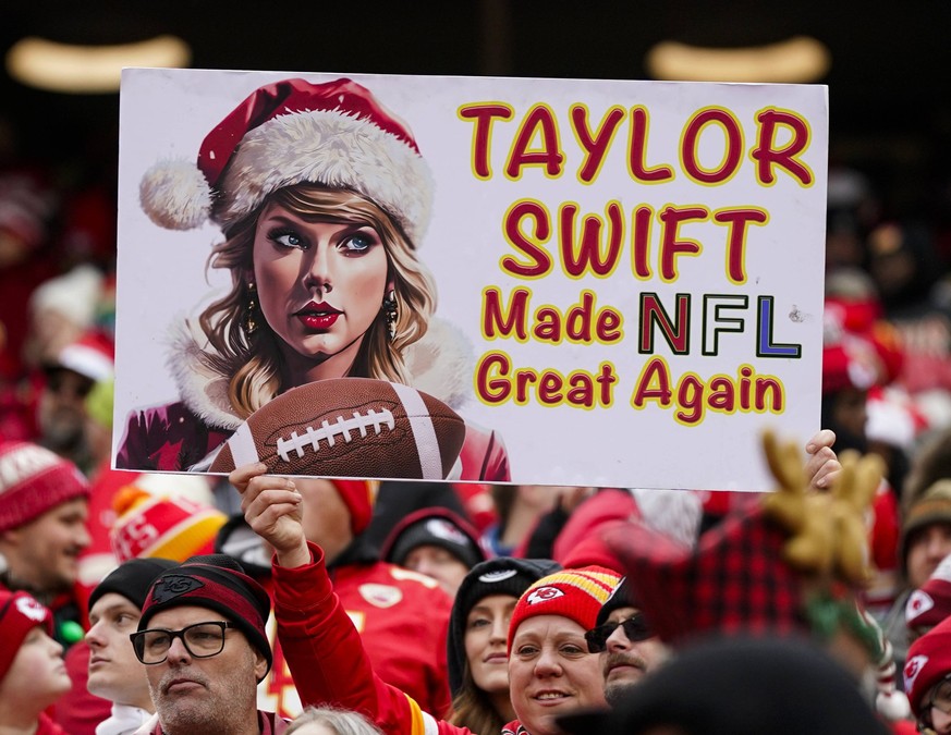 NFL, American Football Herren, USA Las Vegas Raiders at Kansas City Chiefs Dec 25, 2023 Kansas City, Missouri, USA A Kansas City Chiefs fan holds a Taylor Swift sign during the first half against the  ...