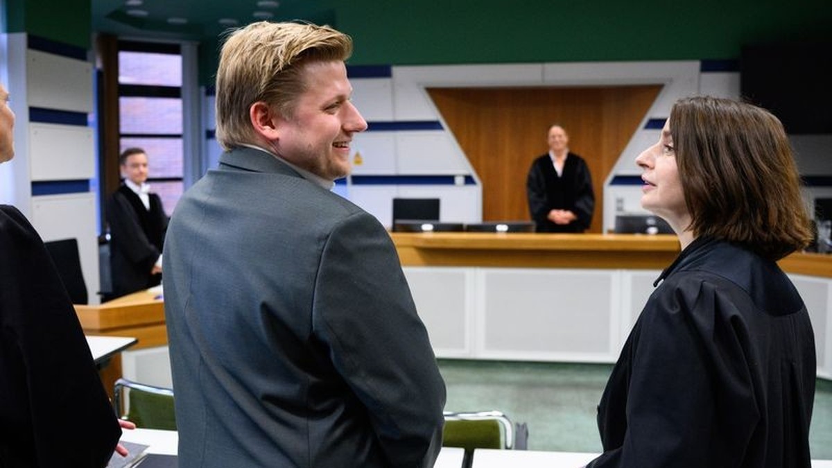 Comedian und Satiriker Sebastian Hotz alias El Hotzo steht zusammen mit seinen Rechtsanwältinnen Kerstin Schmitt (r) und Carolin Lütcke (l) zu Beginn vom Prozess gegen ihn vor dem Amtsgericht Tiergart ...