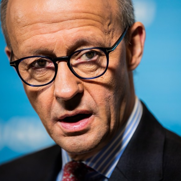 ARCHIV - 08.11.2024, Berlin: Friedrich Merz, CDU-Bundesvorsitzender und Unions-Fraktionsvorsitzender, gibt nach einer Sondersitzung der CDU/CSU-Bundestagsfraktion ein Pressestatement. (zu dpa: «Merz z ...