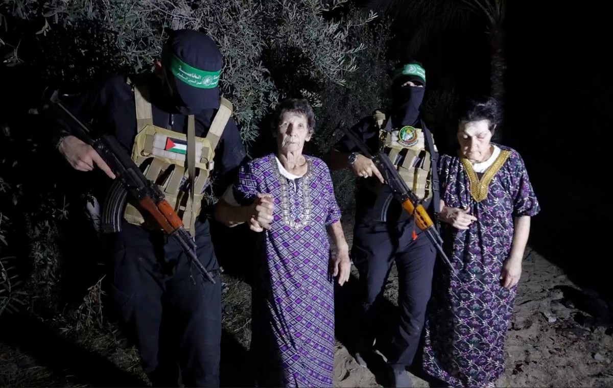 dpatopbilder - HANDOUT - 23.10.2023, Palästinensische Gebiete, Gaza: Dieses Bild stammt aus einem Video, das die Al-Qassam-Brigaden auf ihrem Telegramm-Kanal veröffentlicht haben. Es zeigt die beiden  ...