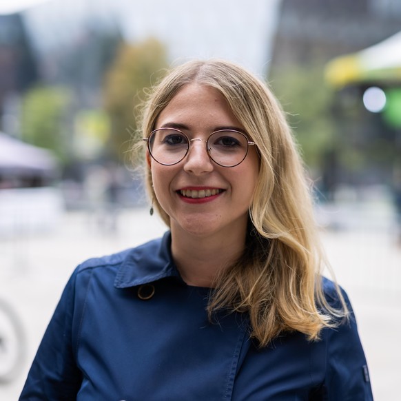 Chantal Kopf (Bündnis 90/Die Grünen) steht im Vorfeld einer Wahlkampfveranstaltung auf dem Platz der Alten Synagoge in Freiburg. Frau Kopf ist die Direktkandidatin der Grünen für den Wahlkreis Freibur ...