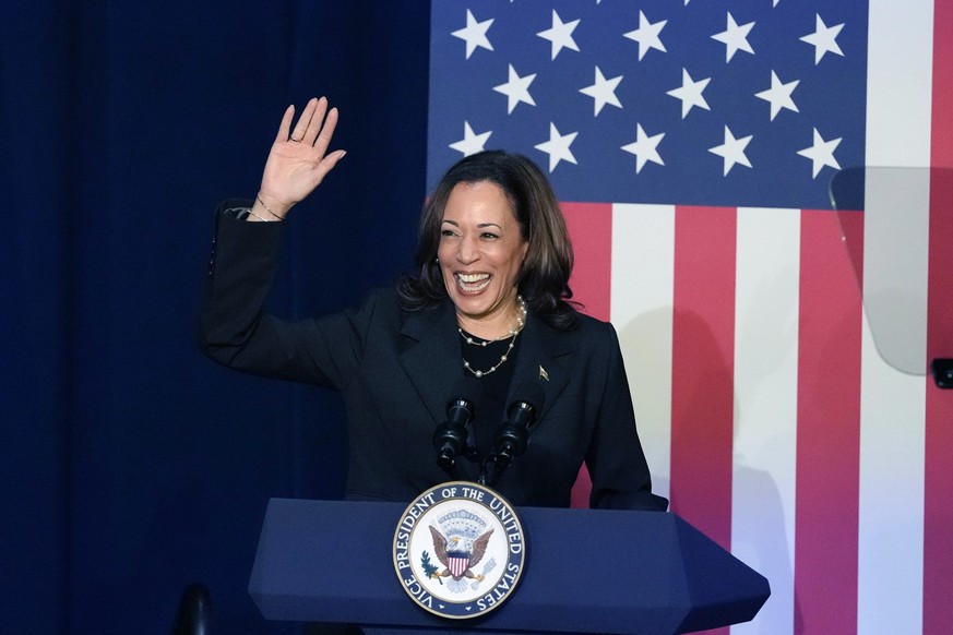 ARCHIV - 17.07.2024, USA, Kalamazoo: US-Vizepräsidentin Kamala Harris kommt bei einer Wahlkampfveranstaltung in Kalamazoo, Michigan, an. (zu dpa: «Biden schlägt Vize Harris als Ersatzkandidatin vor»)  ...