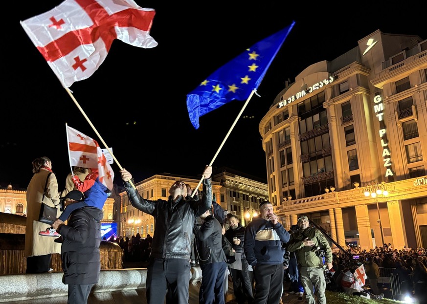 ARCHIV - 20.10.2024, Georgien, Tiflis: Menschen demonstrieren in der georgischen Hauptstadt. Die Veranstaltung wenige Tage vor der Parlamentswahl in der S