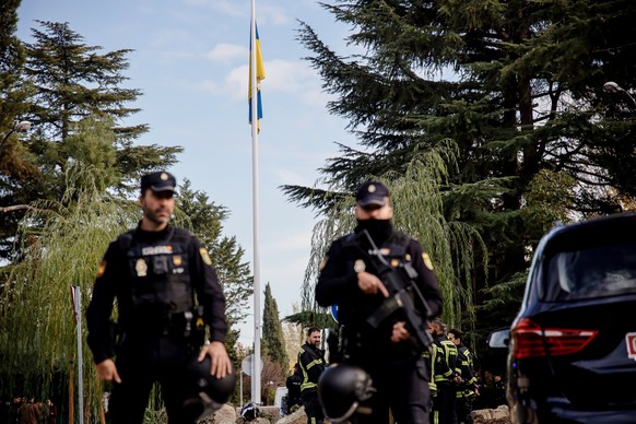 30.11.2022, Spanien, Madrid: Zwei Polizisten stehen vor der ukrainischen Botschaft in Madrid. Bei der Explosion einer Briefbombe in der Botschaft der Ukraine in der spanischen Hauptstadt Madrid ist ei ...