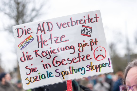 Bremen Demonstration des Bremer Buendnis gegen Rechts, Bremen, 04.02.2024 GER, Demonstration vom Bremer Buendnis gegen Rechts, Bremen, 04.02.2024 Im Schild mit der Aufschrift Die AfD verbreitet Hetze  ...