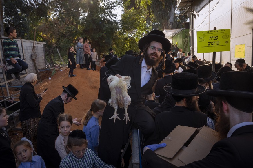 21.09.2023, Israel, Bnei Brak: Ultraorthodoxe Juden kaufen Hühner für das Kaparot-Ritual. Orthodoxe Juden glauben, dass das Ritual die Sünden des vergangenen Jahres auf das Huhn überträgt. Es wird vor ...