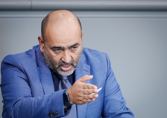 29.09.2022, Berlin: Omid Nouripour, Bundesvorsitzender von Bündnis 90/Die Grünen, spricht im Bundestag zu den Abgeordneten. Themen ist eine aktuelle Stunde zu den Protesten in Iran nach dem Tod von Am ...