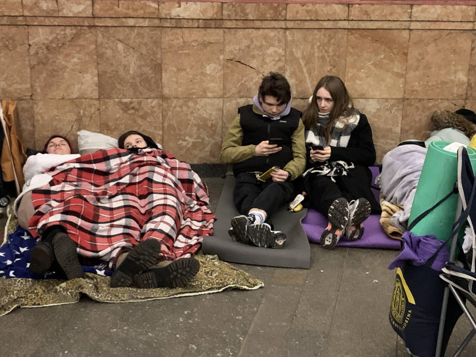 220225 -- KIEV, Feb. 25, 2022 -- People take shelter in a subway station in Kiev, capital of Ukraine, Feb. 25, 2022. Xinhua Headlines: Russia-Ukraine conflicts intensify, sending shock waves across wo ...