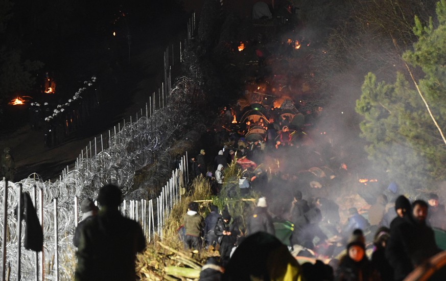 Belarus Poland Border Refugees 6692484 09.11.2021 Refugees from the Middle East and North Africa are seen in an illegal migrant camp on the Belarusian-Polish border in Grodno region, Belarus. Hundreds ...