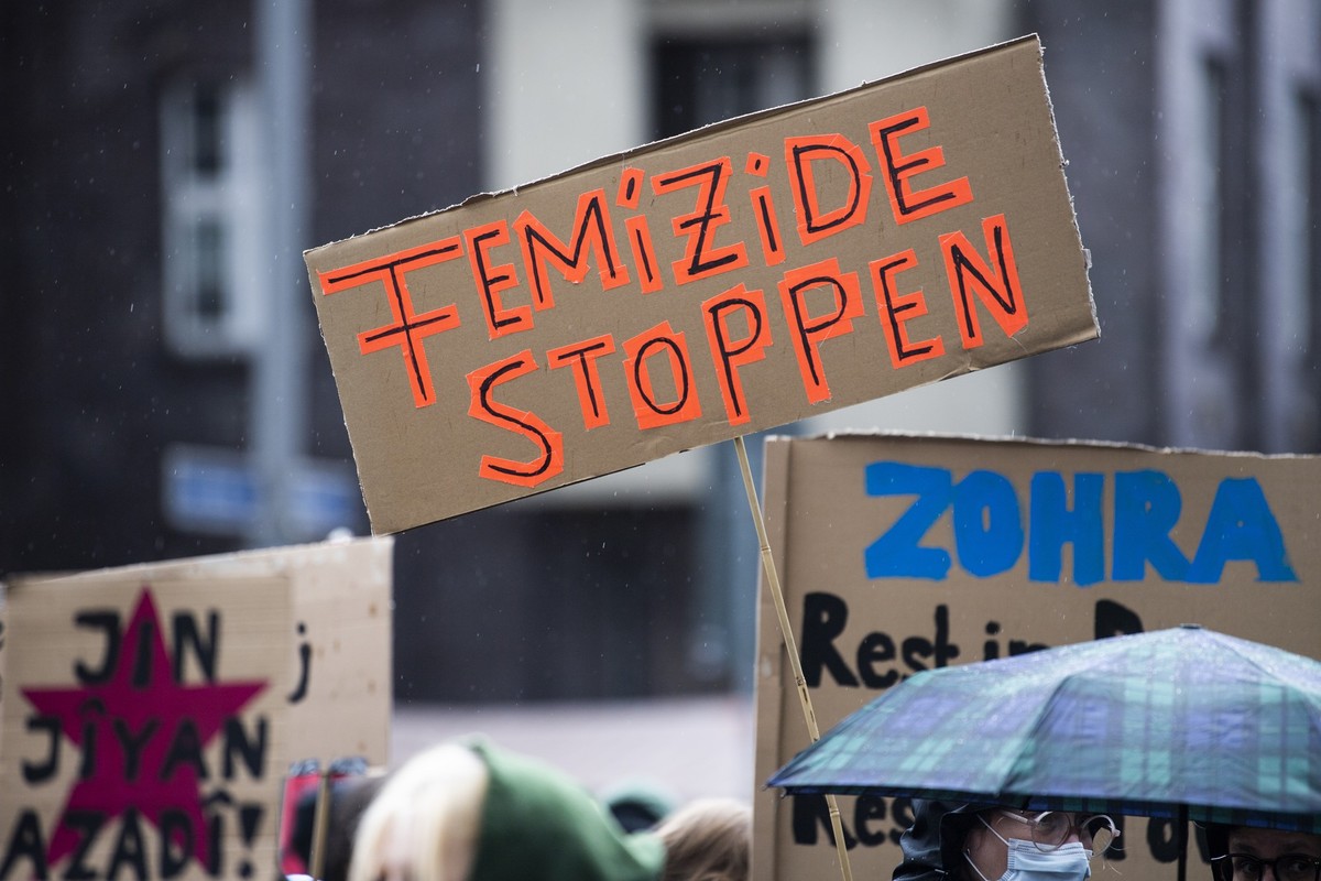 ARCHIV - 29.05.2022, Berlin: Bei einer Demonstration gegen Gewalt an Frauen h