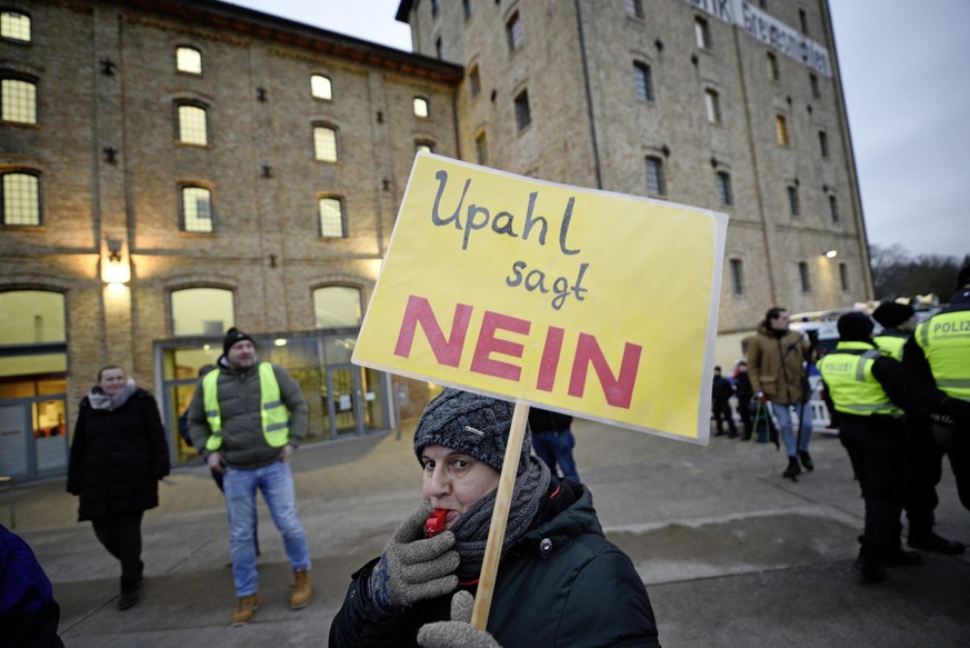 09.02.2023, Mecklenburg-Vorpommern, Grevesm�hlen: Demonstranten protestieren gegen die geplanten Fl�chtlingsunterk�nfte in ihrer Region vor der nicht-�ffentlichen Kreis-Ausschusssitzung zu Upahl in de ...