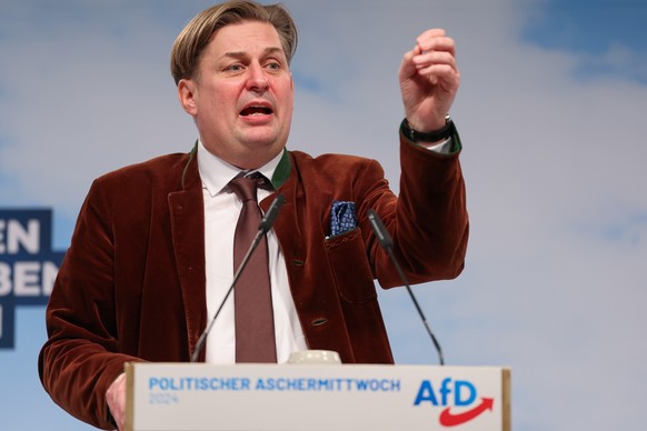 ARCHIV - 14.02.2024, Bayern, Osterhofen: Maximilian Krah, Spitzenkandidat der AfD für die Europawahl, redet beim politischen Aschermittwoch der AfD. Die Kurzvideo-Plattform Tiktok hat die Reichweite d ...