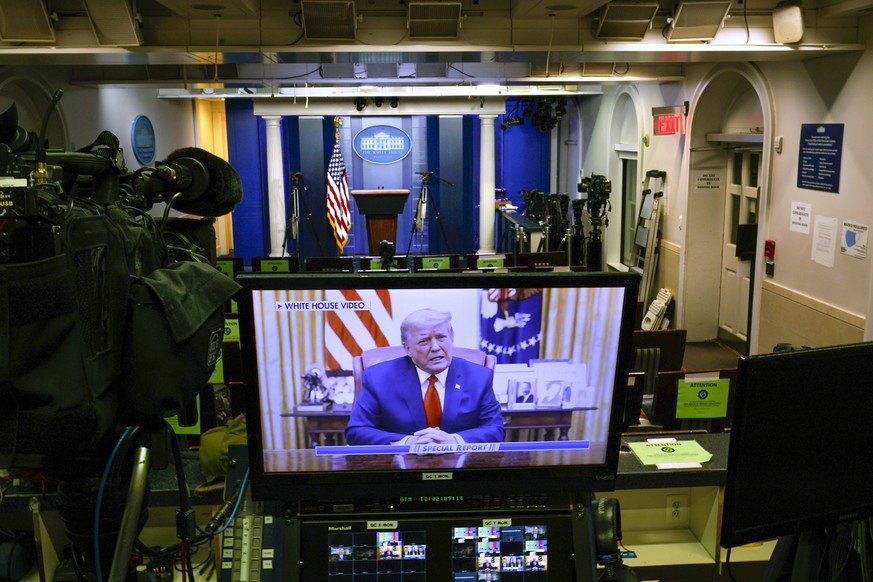 Donald Trump, Präsident der USA, spricht in einem vom Weißen Haus veröffentlichten Video, das auf einem Monitor in einem leeren Presseraum im Weißen Haus gezeigt wird. Kurz nach der Einleitung eines Amtsenthebungsverfahrens gegen ihn hat sich der abgewählte US-Präsident mit einem Aufruf zur Versöhnung an die Nation gewandt.