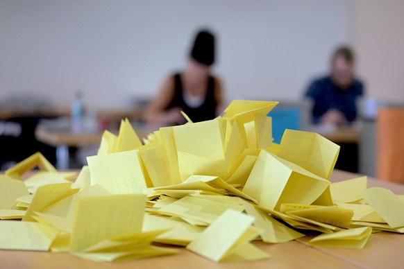 26.05.2024, Thüringen, Arnstadt: Die Stimmzettel für die Auszählung der Stimmen zur Bürgermeisterwahl in Arnstadt auf einem Tisch im Wahllokal in der Stadthalle Arnstadt. In Thüringen werden eine Viel ...