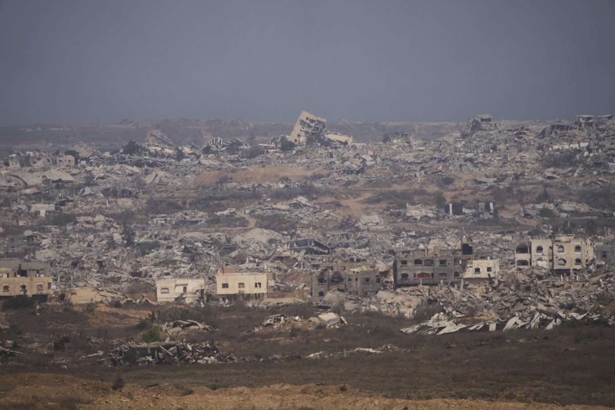 ARCHIV - 13.08.2025, Israel, ---: Zerstörte Gebäude im Gazastreifen, vom Süden Israels aus gesehen. (zu dpa: «Iran begrüßt Gaza-Einigung und warnt vor israelischen Wortbrüchen») Foto: Ariel Schalit/AP ...