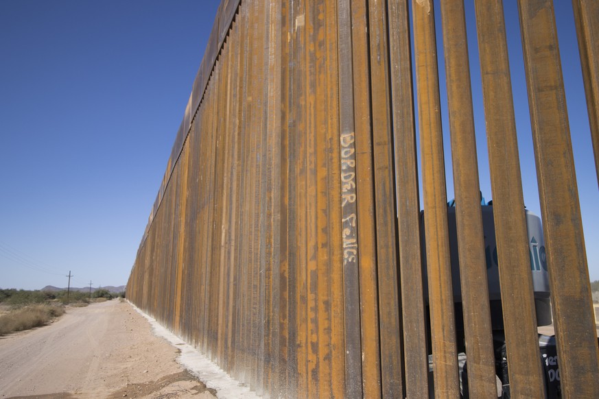 November 4, 2019, Sonoyta, Sonora, Mexico: Spray paint writing marked Border Fence. Border wall construction at Sonoyta, Mexico and Lukeville, Arizona USA. Sonoyta Mexico PUBLICATIONxINxGERxSUIxAUTxON ...