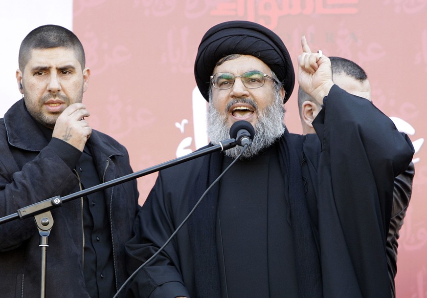 ARCHIV - 06.12.2011, Libanon, Beirut: Hisbollah-Führer Hassan Nasrallah spricht bei einem seltenen öffentlichen Auftritt während einer Kundgebung zum muslimischen Feiertag Ashoura in den südlichen Vor ...