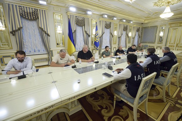Der ukrainische Präsident Wolodymyr Selenskyj hat am Mittwoch die Experten der Internationalen Atomenergiebehörde IAEA in Kiew empfangen.
