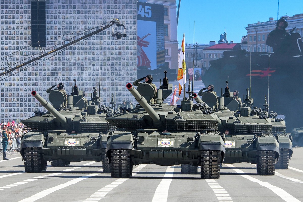 RUSSIA, ST PETERSBURG - MAY 9, 2025: T-90M Proryv tanks take part in a 9 May Victory Day military parade in Palace Square marking the 80th anniversary of the victory over Nazi Germany in World War II. ...