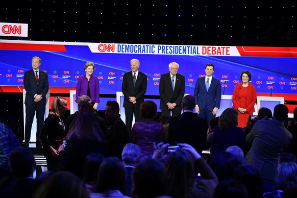 Die aussichtsreichsten Präsidentschaftskandidaten der Demokraten bei der TV-Debatte im US-Bundesstaat Iowa.