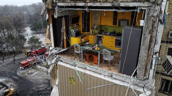 A view shows a kitchen inside an apartment block heavily damaged by a Russian missile strike, amid Russia&#039;s attack on Ukraine, in Dnipro, Ukraine January 15, 2023. REUTERS/Yan Dobronosov TPX IMAG ...