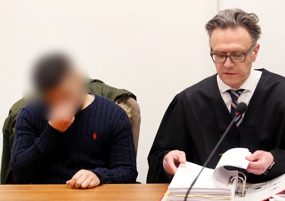 ARCHIV - 12.03.2018, Nordrhein-Westfalen, Köln: Einer der zwei Angeklagten (l) wartet mit seinem Anwalt Sebastian Schölzel auf den Beginn der Neuauflage des Prozesses wegen der fahrlässigen Tötung ein ...